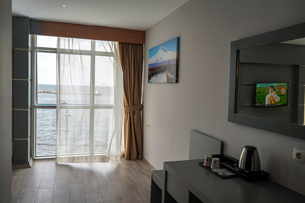 PASAPORT PIER HOTEL 57/79