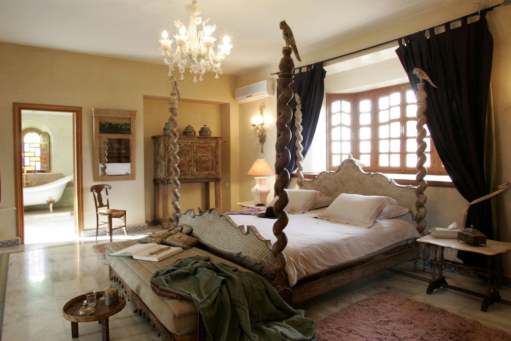 DELUXE, SUITE