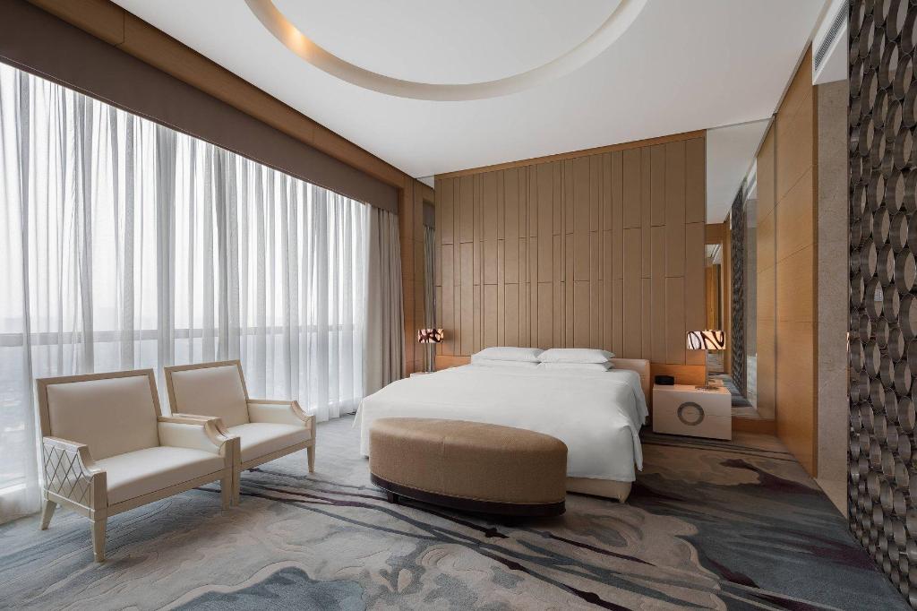 Vice President, Suite, King Bed, Club Lounge Access, High Floor