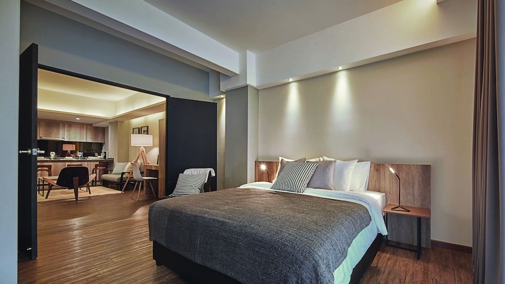 2 BEDROOMS, SUITE, 1 KING AND 1 SINGLE BEDS