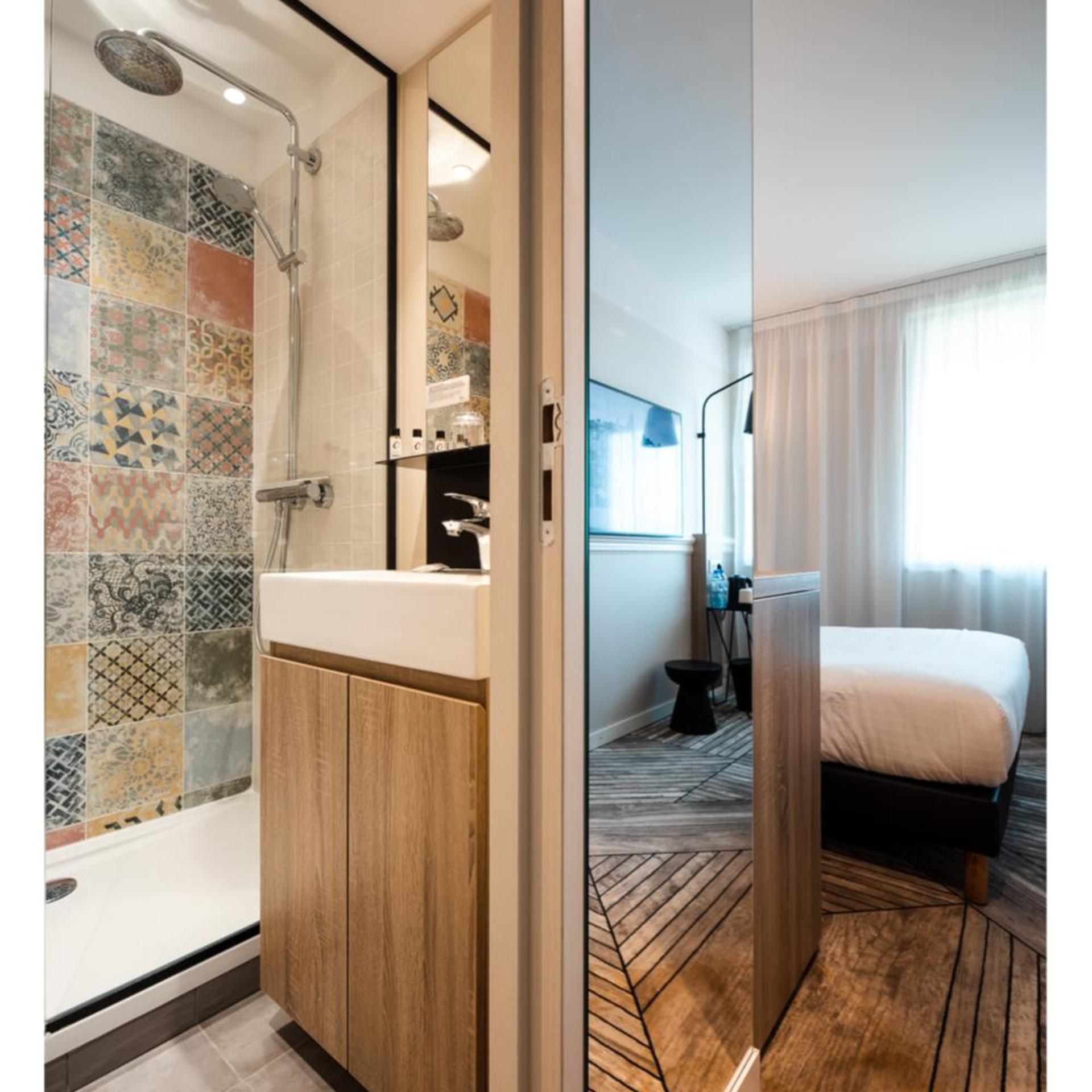 ROOM, DOUBLE BED