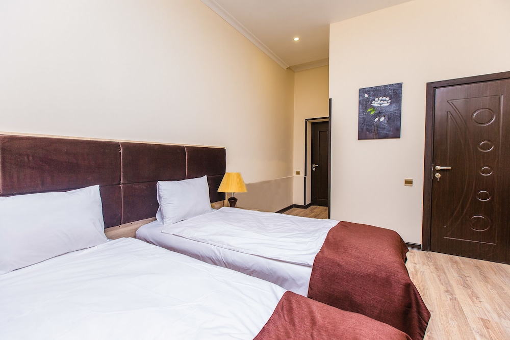 DELUXE CITY HOTEL 28/70