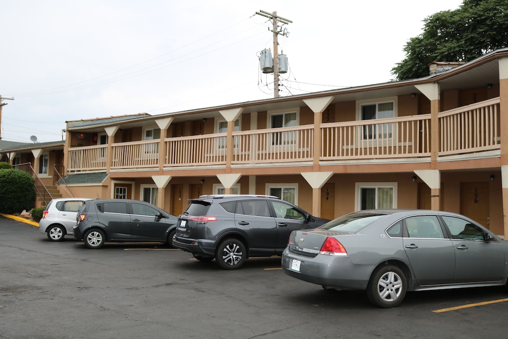 Battlefield Inn 49/51