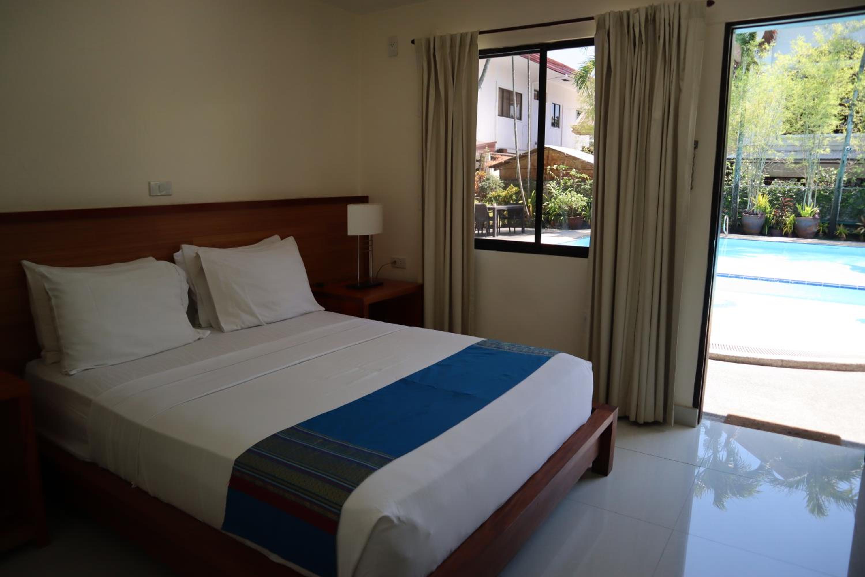 Deluxe, Double Bed, Pool Side