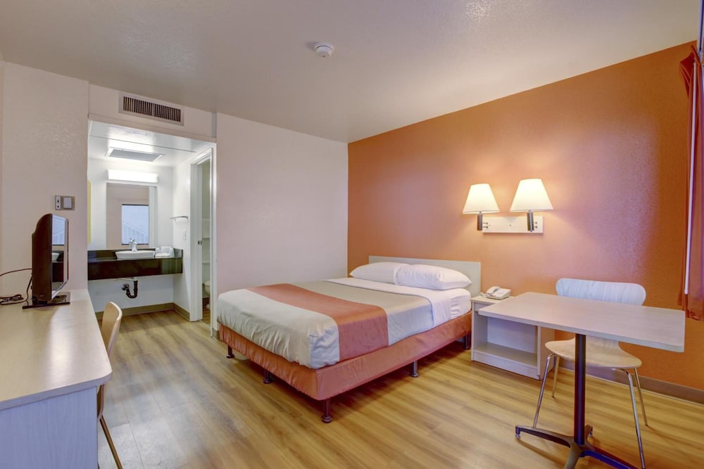 Motel6 Corona, CA - Norco 32/70