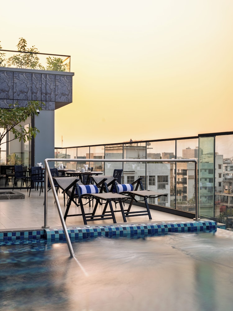 W Residence Living 70/72