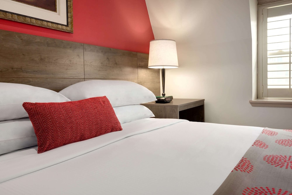 Ramada by Wyndham Oakland Downtown City Center 8/42