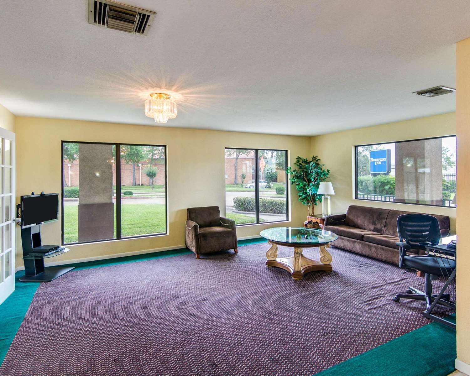 Rodeway Inn & Suites Hwy 290 NW 8/14