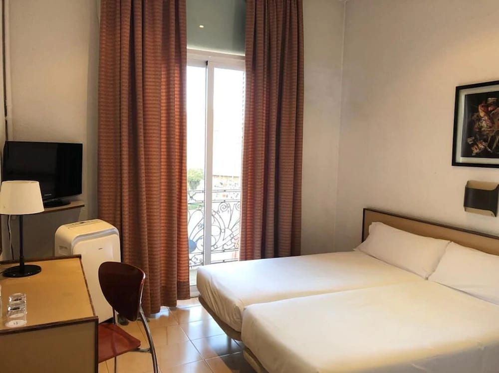 Hotel Monegal 8/31