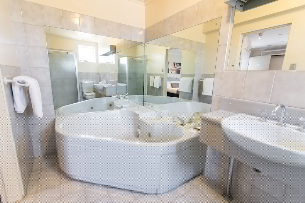 Adelaide Royal Coach 45/50
