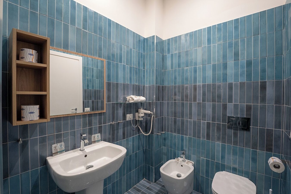 1 Bedroom, Economy, Queen Bed, Private Bathroom, Annex, Del Chiostro 25, Naples Royal House B&B 4/6