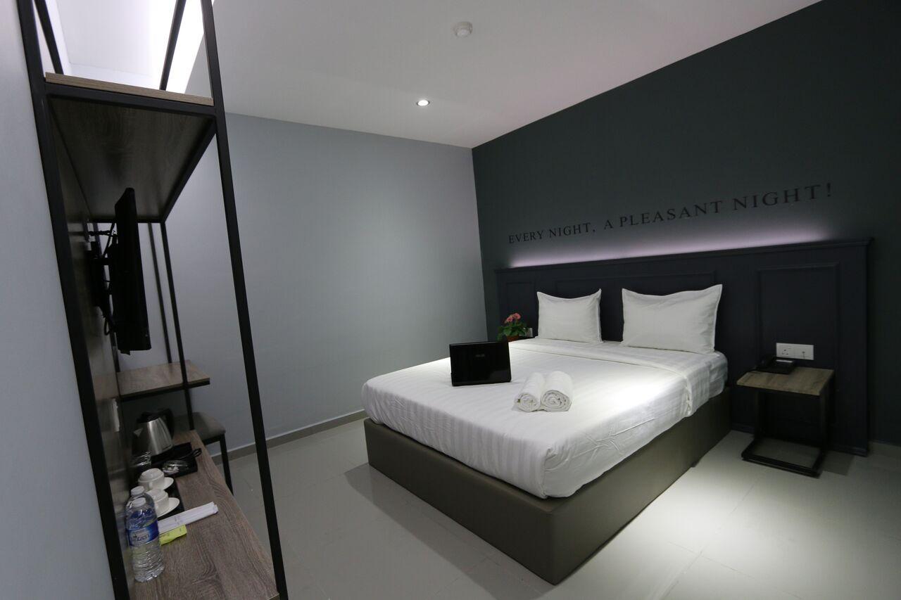 Standard, Queen Bed, No Window