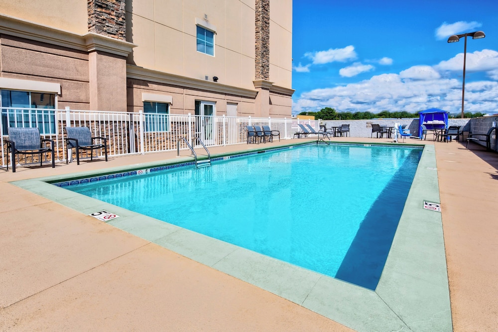 Holiday Inn Express Hotel Suites Cookeville 48/73