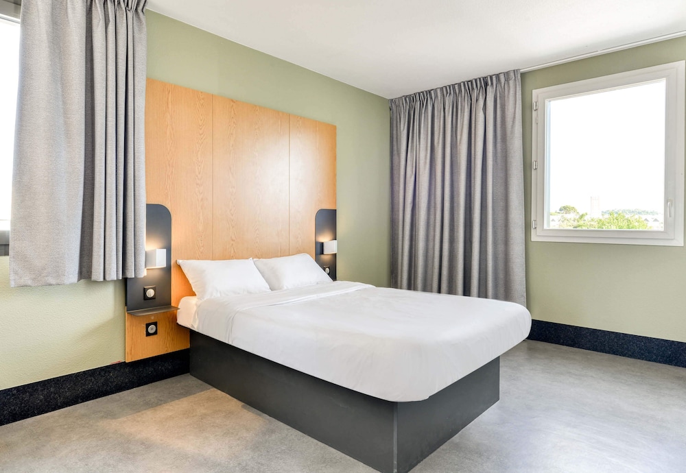 ROOM, TRIPLE, 1 DOUBLE AND 1 SINGLE BED, ACCESSIBLE