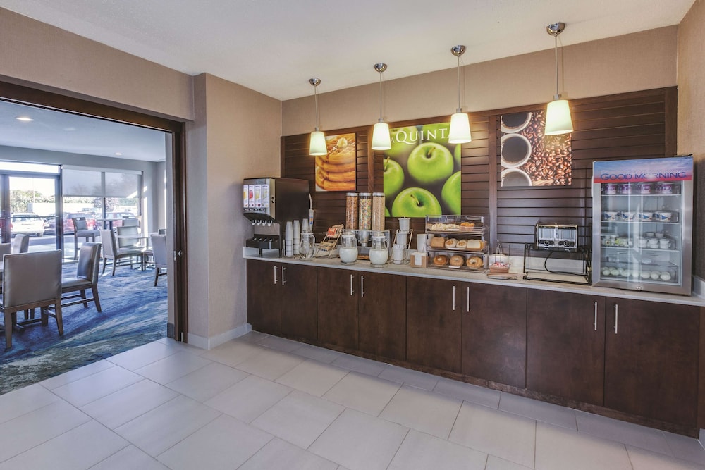 La Quinta Inn & Suites by Wyndham Philadelphia Airport 9/49