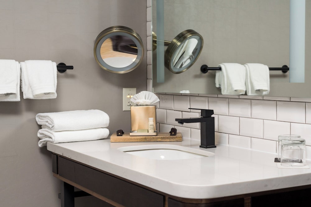 غرفة كلوب بسرير كينج، The Depot Renaissance Minneapolis Hotel 3/3