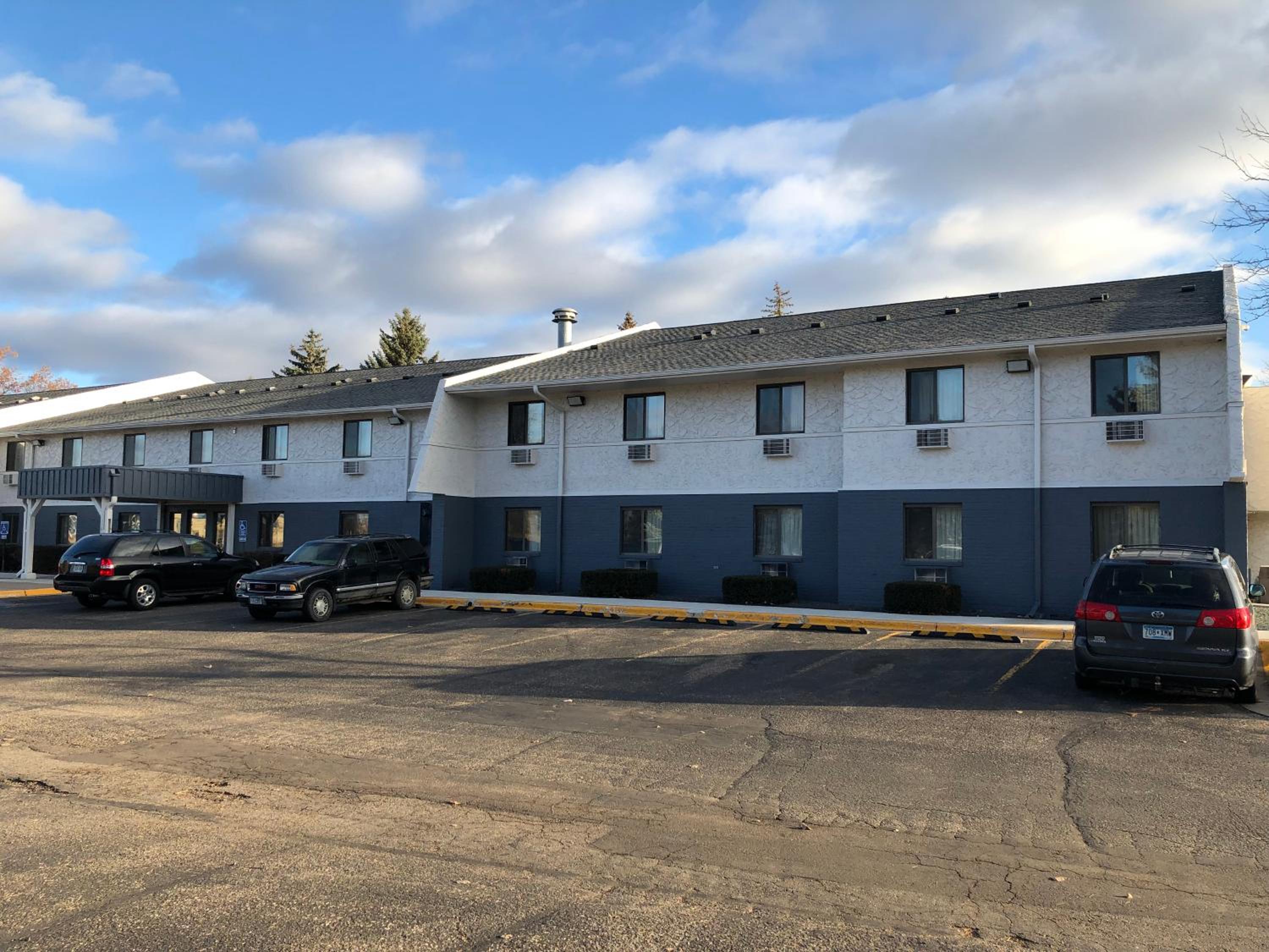 Burnsville Inn & Suites (ex Americas Best Value Inn-Burnsville/Minneapolis) 32/36