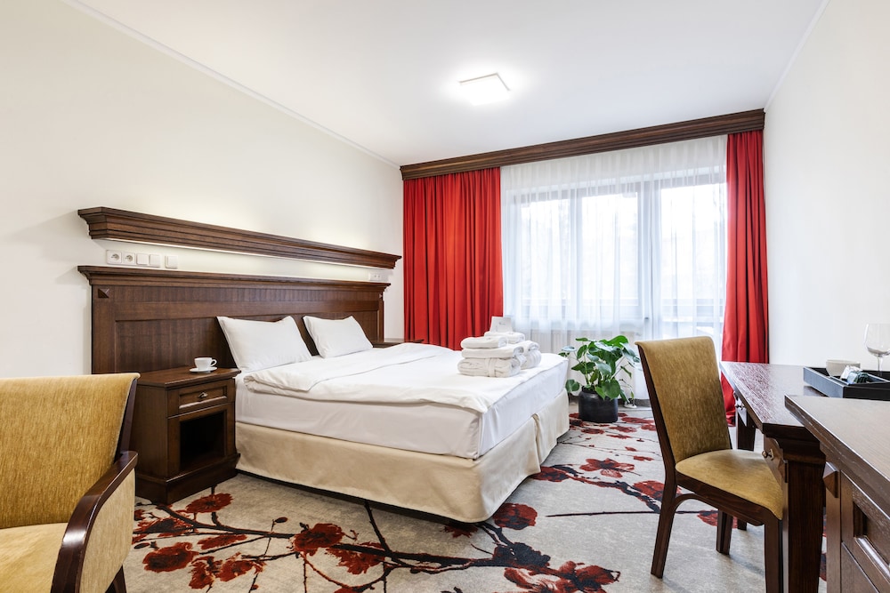 FAMILY, DOUBLE OR TWIN BED