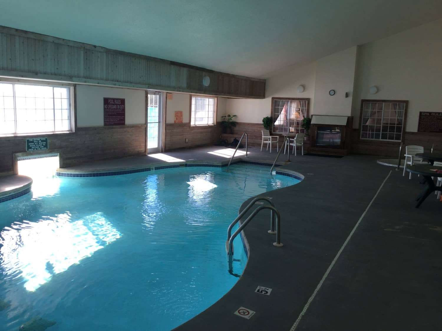 Days Inn & Suites by Wyndham Williamsburg IA North 6/12