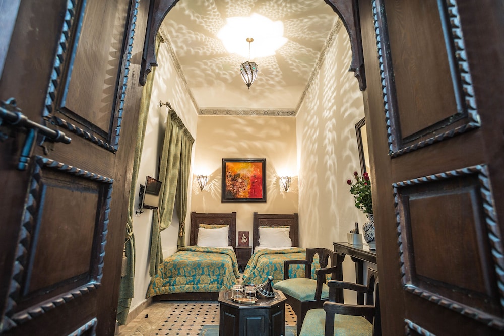 RIAD NASREEN 66/76