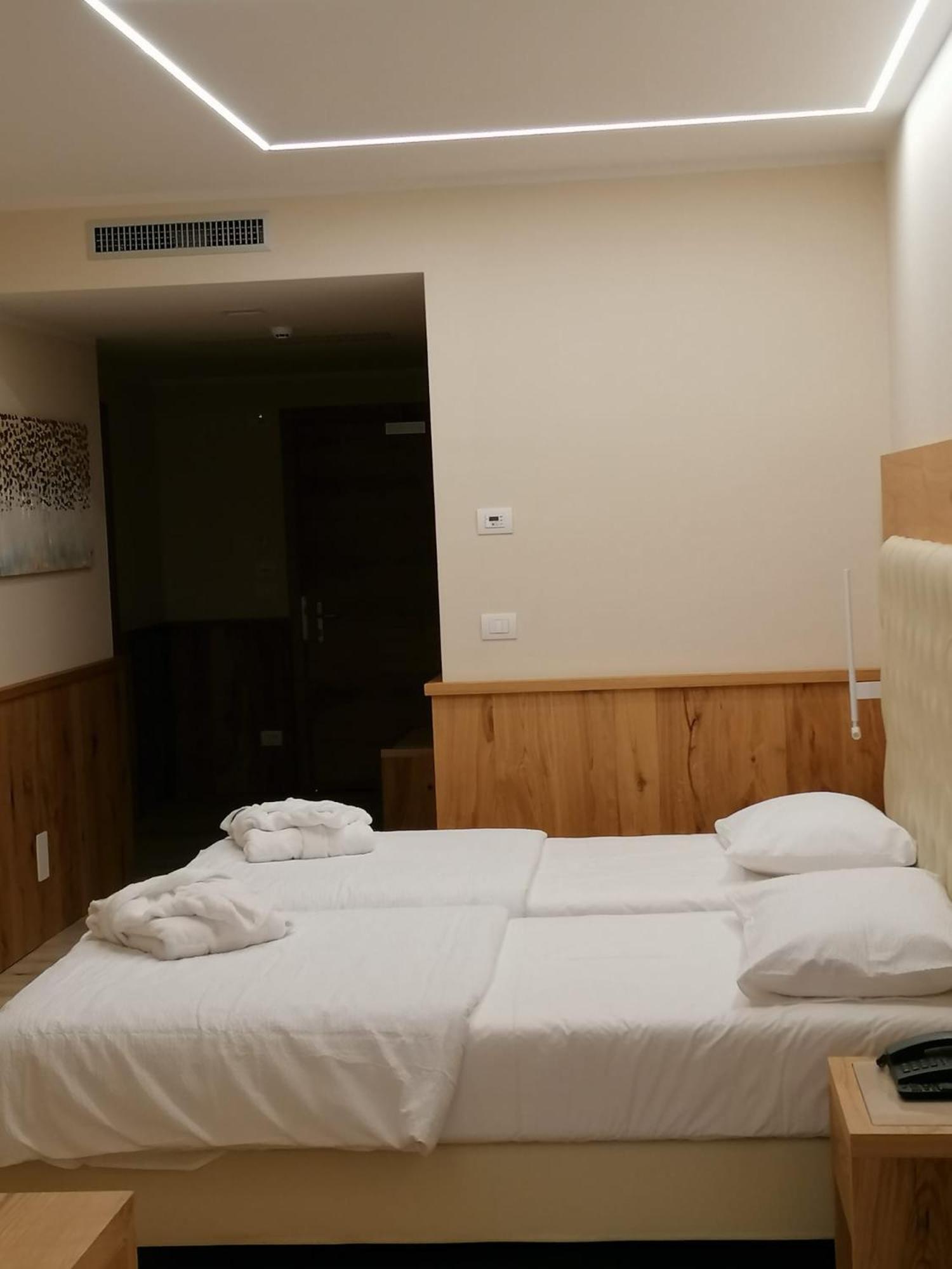 Suite, Lake View