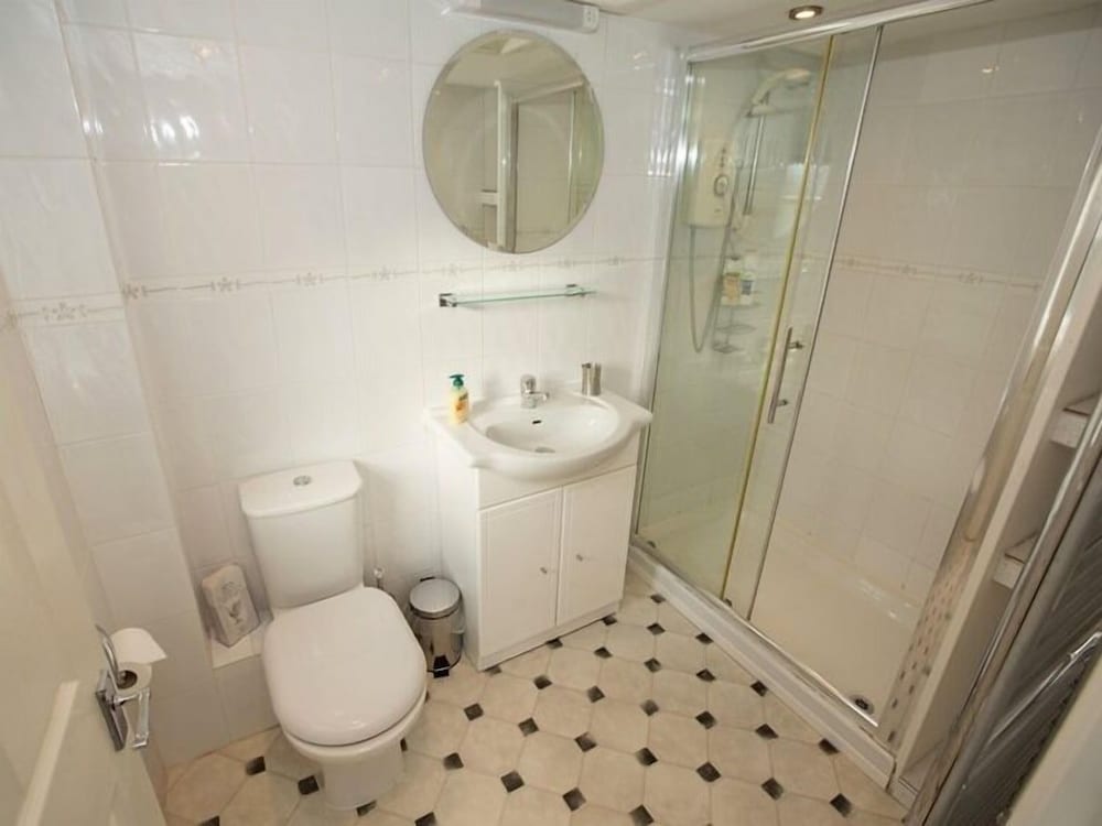 غرفة مفردة بسريرين منفصلين
