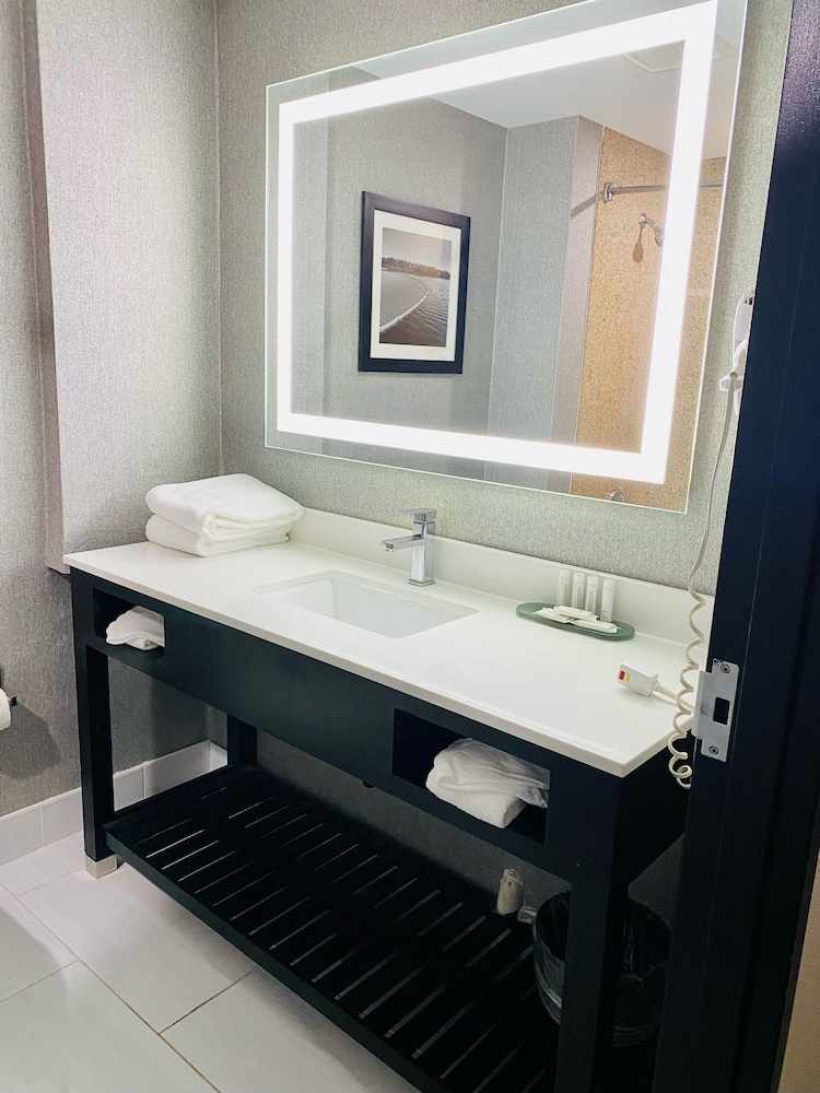 La Quinta Inn And Suites by Wyndham Mt. Laurel - Philadelphia 33/62
