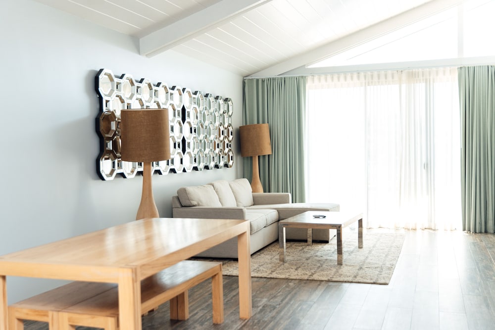 Lakehouse Hotel and Resort 64/100