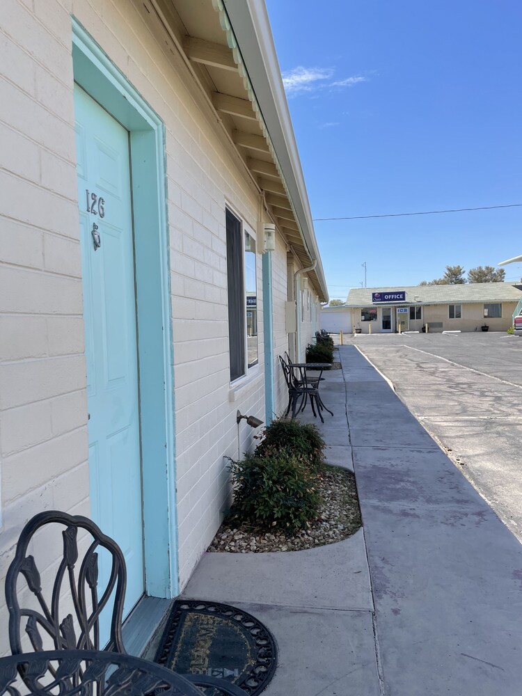 Howard Johnson by Wyndham Ridgecrest, CA 4/63