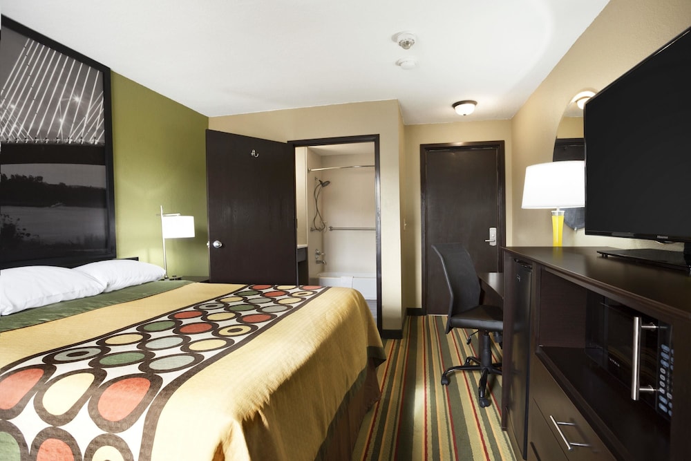 Super 8 by Wyndham Joplin 18/23
