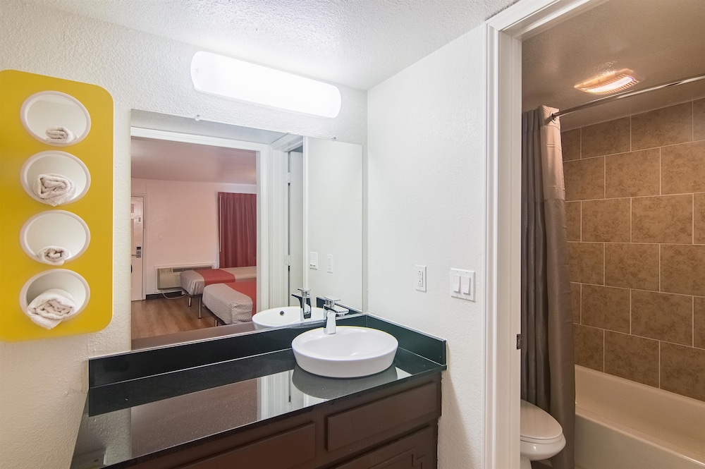 Motel6 Paris, TX 49/51