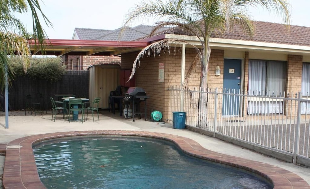 COUNTRY HOME MOTOR INN 27/28