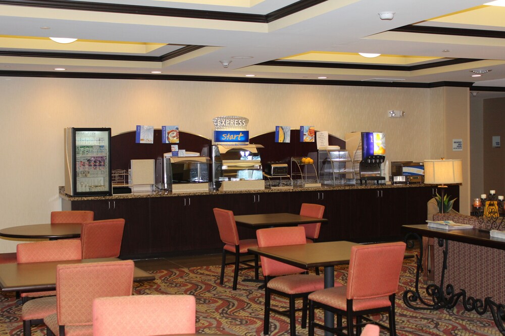 Holiday Inn Express Suites Wheeling 67/78
