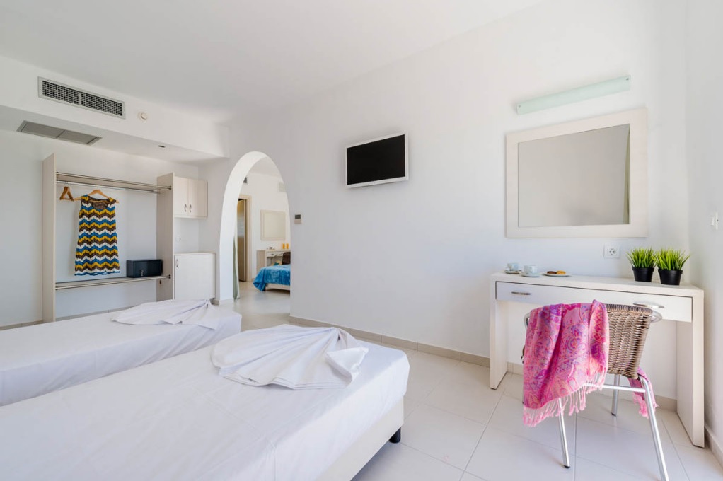 DELUXE, DOUBLE OR TWIN BED