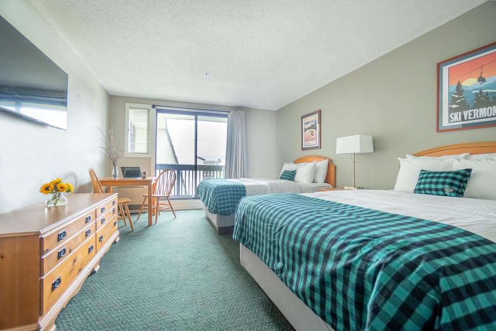 Room, 2 Queen Beds, Village View, Balcony، Bolton Valley Resort Lodge 2/4
