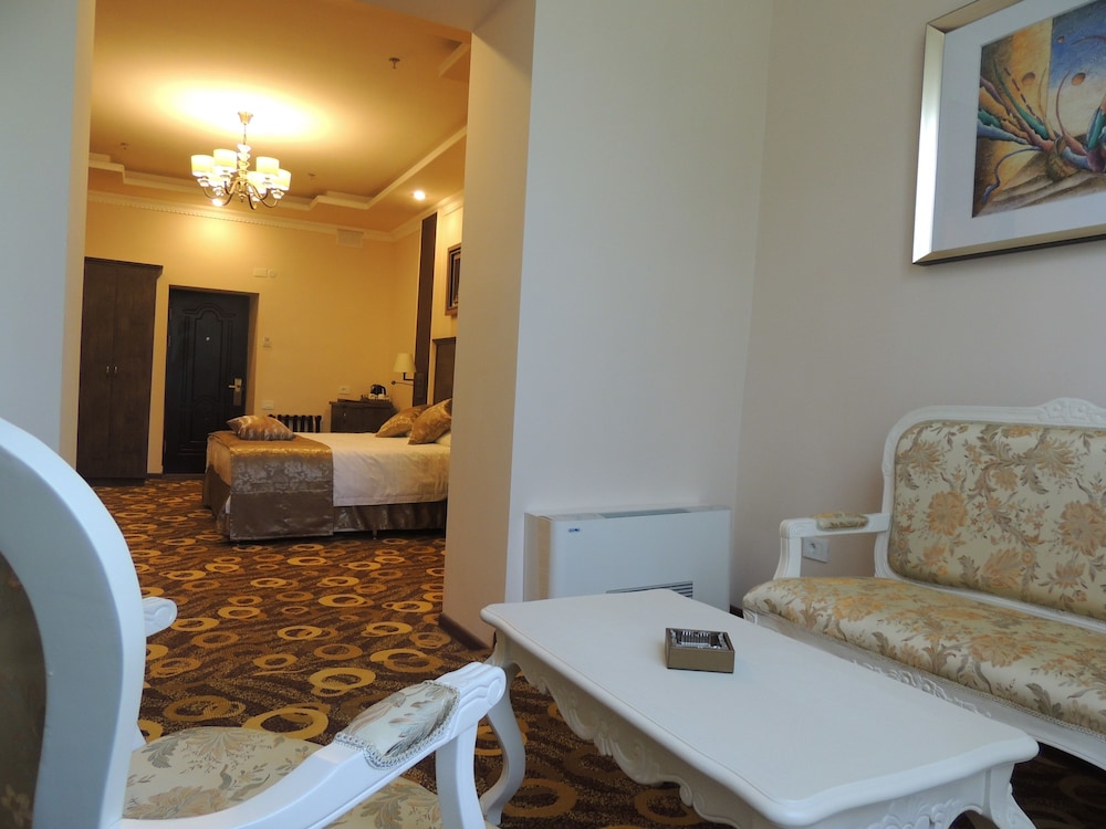 IMPERIAL PALACE HOTEL 19/73