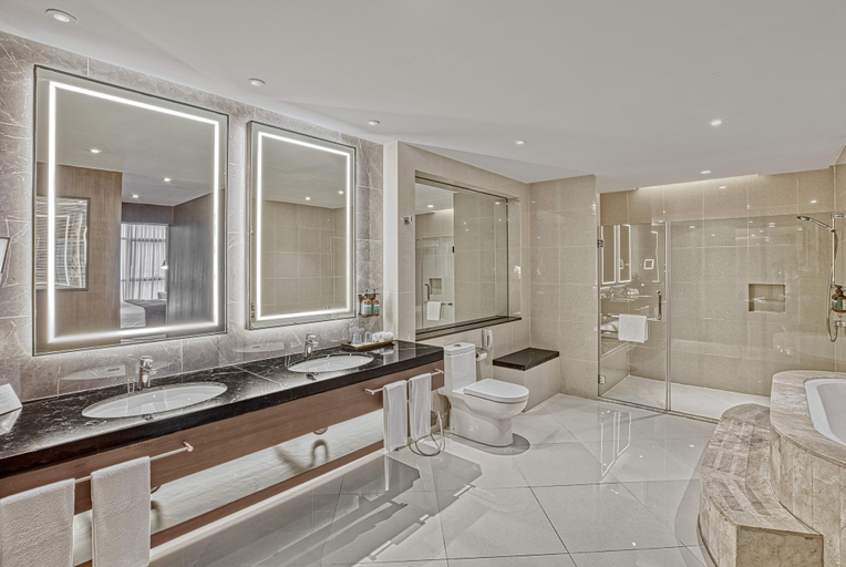 Crowne, Suite