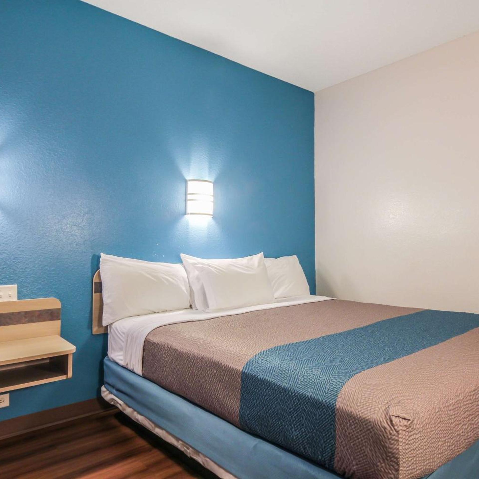 1 King Bed - Mobil Access Tub Nsmk Micfridg، Motel6 New Braunfels, TX 2/9