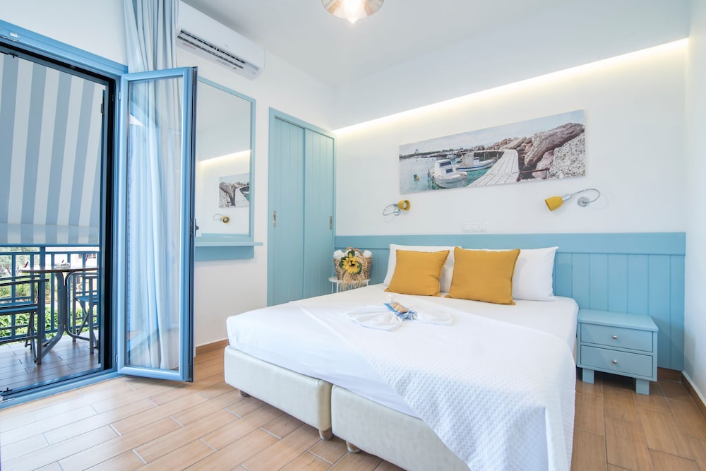 ROOM, DOUBLE OR TWIN BED, BALCONY