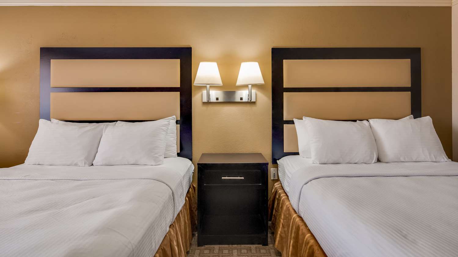 Suite, 2 Queen Beds, Sofa