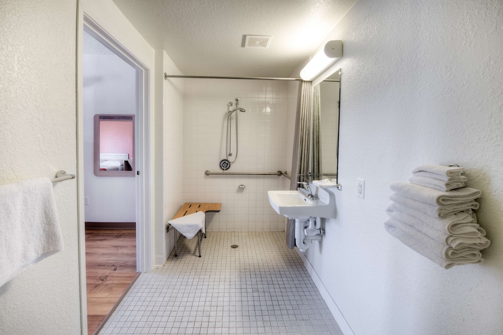 Motel6 Niantic, CT - New London 46/46