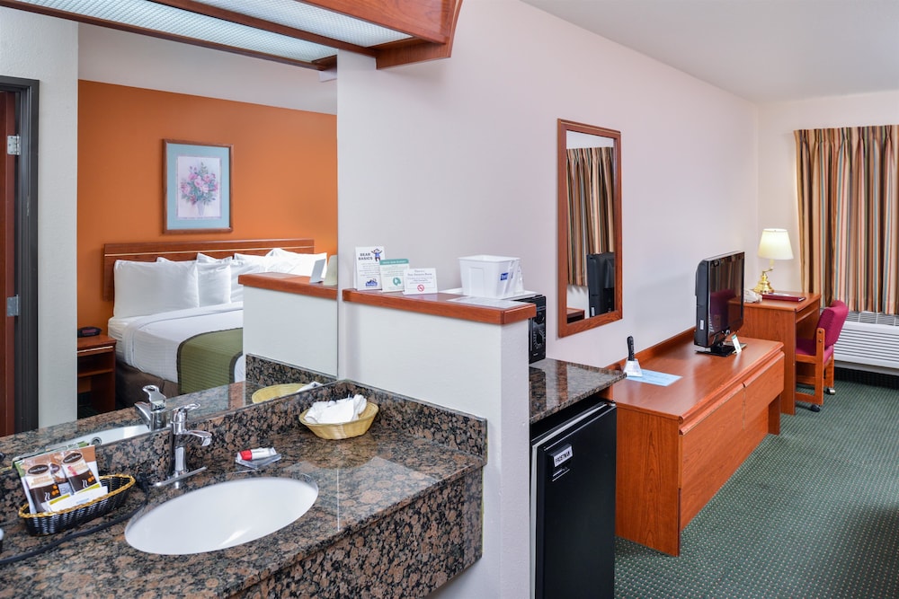 Travelodge Suites By Wyndham Newberg 27/60
