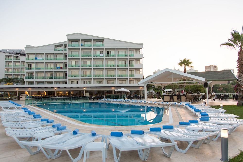 Falcon Hotel 6/81