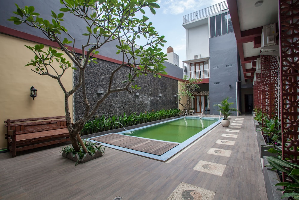RedDoorz Premium @ Jalan Cengkeh Malang 18/20