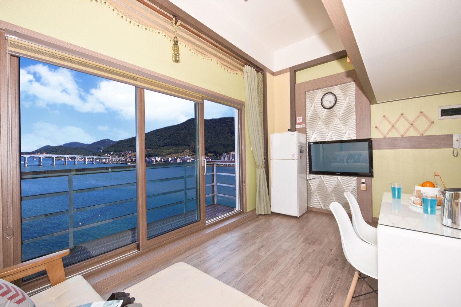 DUPLEX, DELUXE