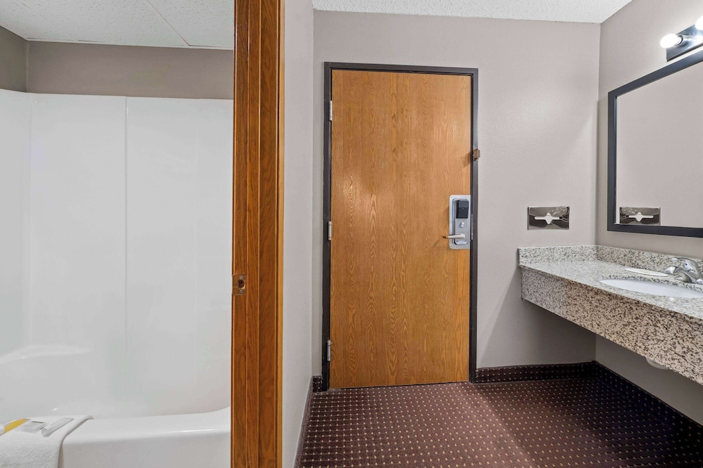 Super 8 by Wyndham Waverly 54/57