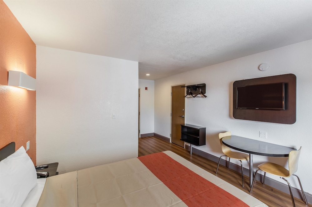 Motel6 Dallas, TX - South 21/43