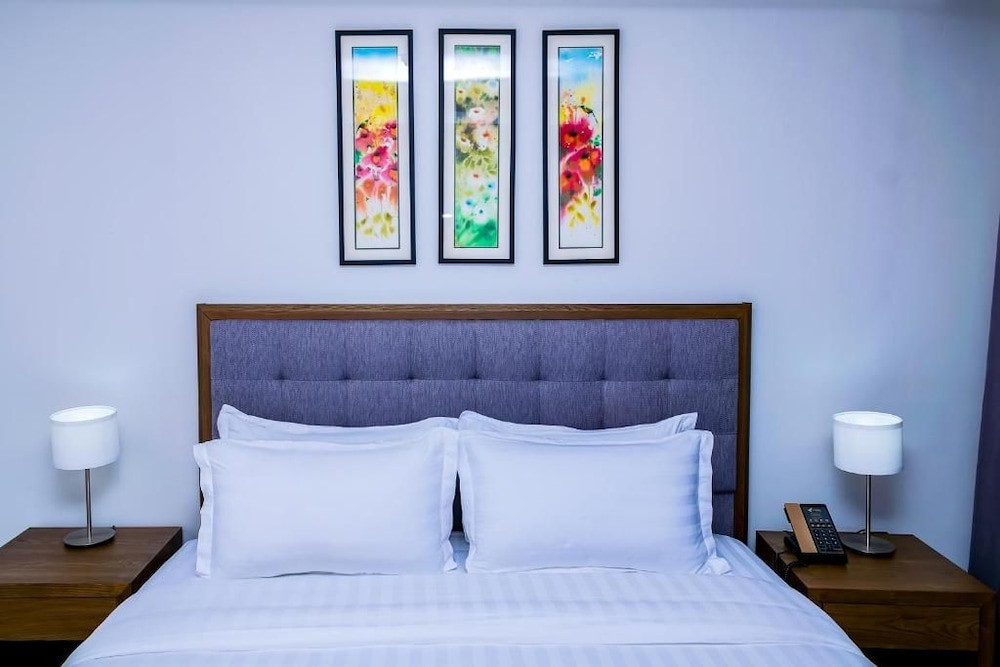 Canary Hotel 63/64