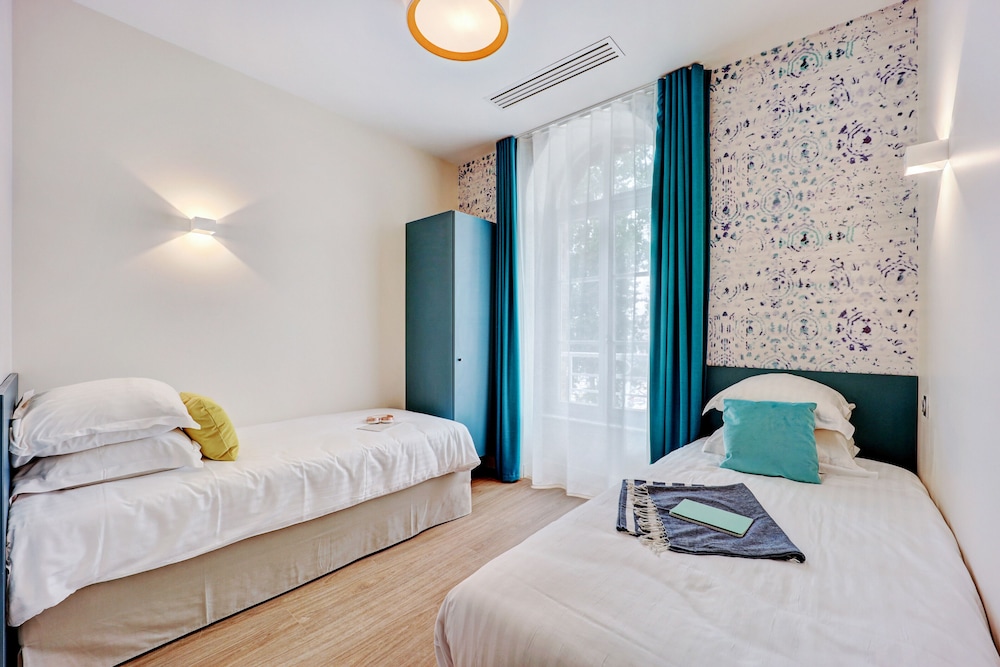 3 Bedrooms, Apartment, 4 Beds, Sofa, Custom Building