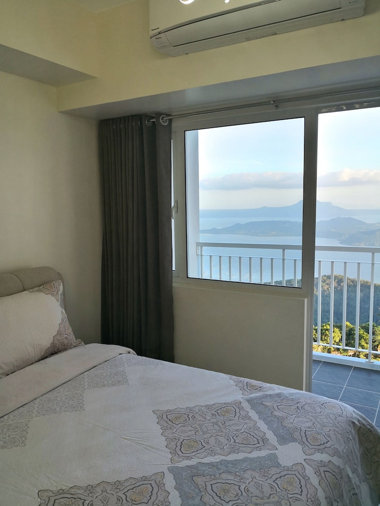 DELUXE, APARTMENT, QUEEN BED, LAKE VIEW, CORNER